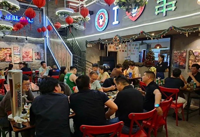 A busy Singapore F&B outlet running on Warely